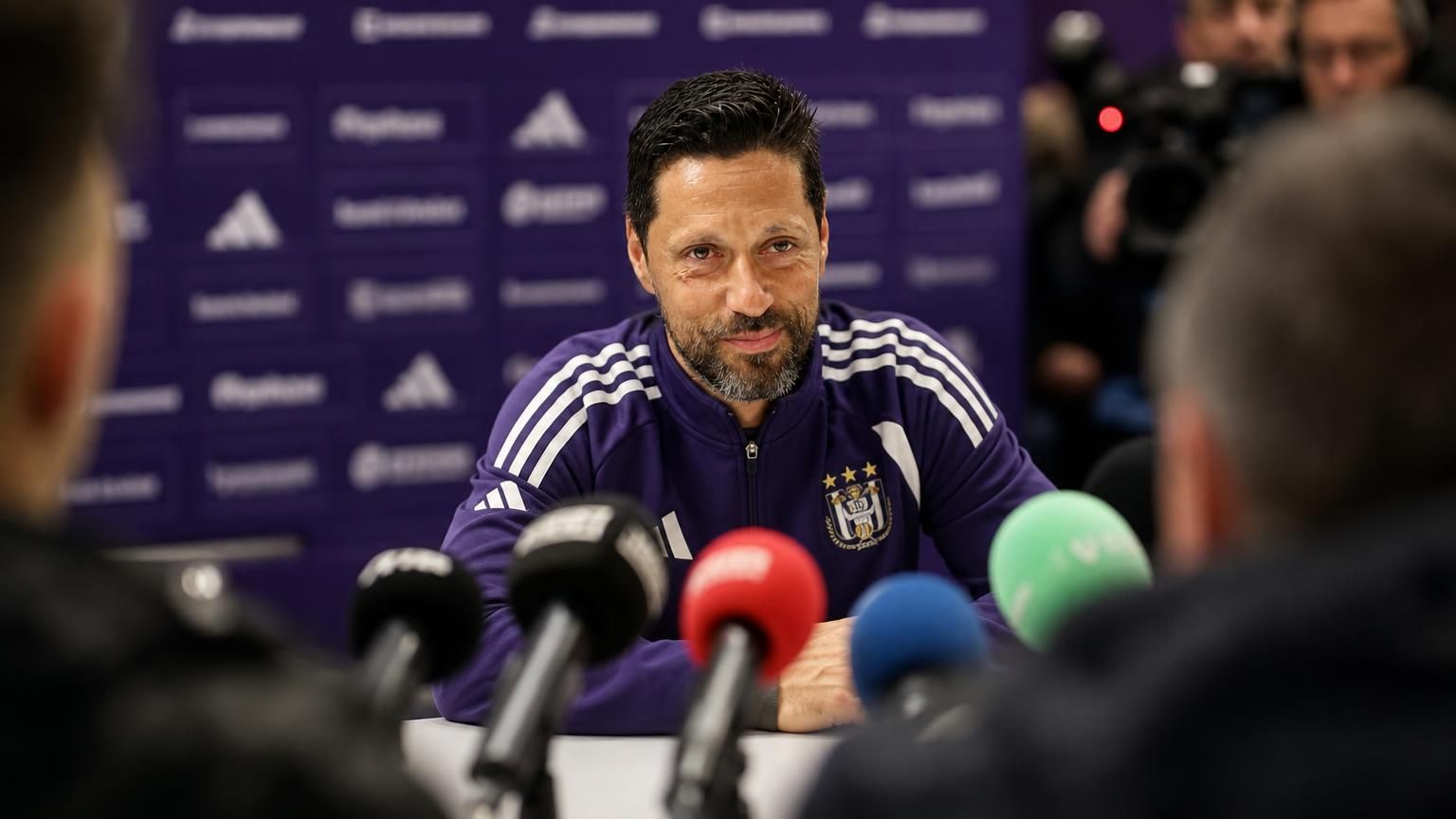 Vítor Bruno onder mediadruk tijdens een persconferentie van Anderlecht