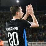 Hans Vanaken applaudisseert na de wedstrijd in zijn donkere Club Brugge-shirt.