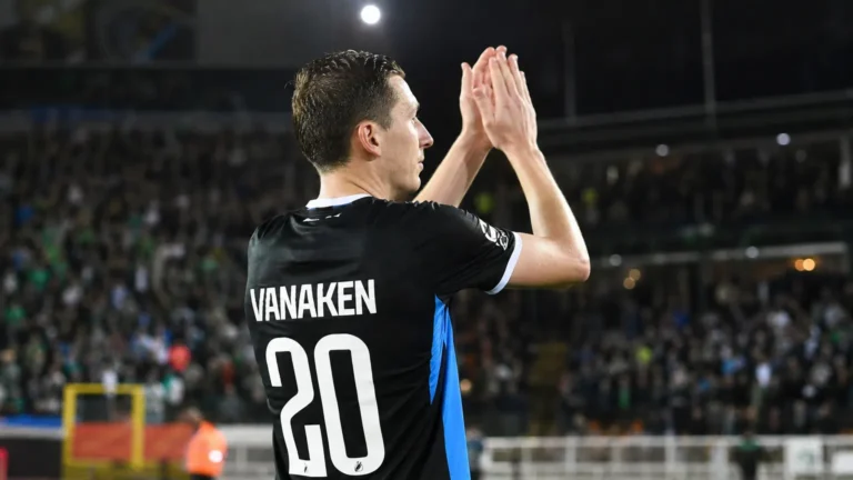 Hans Vanaken applaudisseert na de wedstrijd in zijn donkere Club Brugge-shirt.