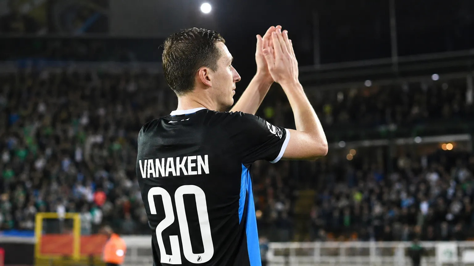 Hans Vanaken applaudisseert na de wedstrijd in zijn donkere Club Brugge-shirt.