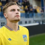 Norman Bassette in het gele shirt van Westerlo na een wedstrijd in het stadion.