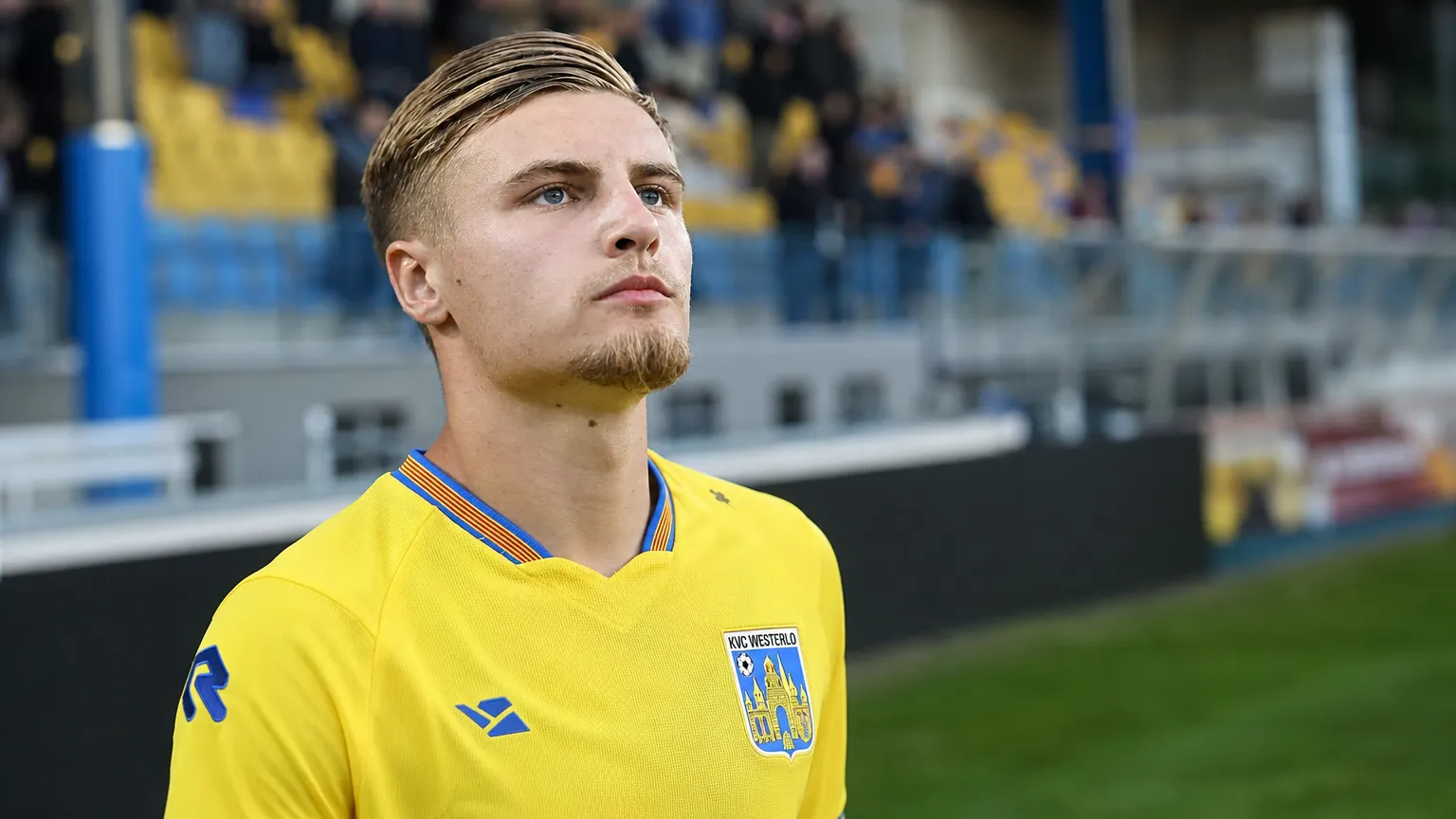 Norman Bassette in het gele shirt van Westerlo na een wedstrijd in het stadion.