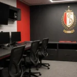 Lege videoanalyseruimte van Standard met een clubembleem aan de wand.