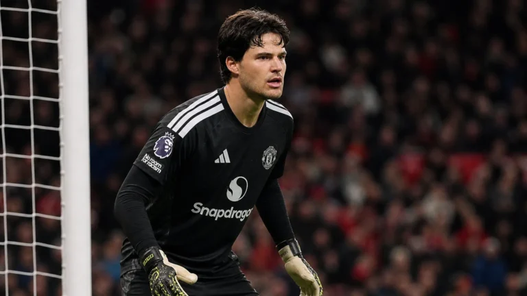 Senne Lammens als doelman van Manchester United tijdens een wedstrijdmoment.