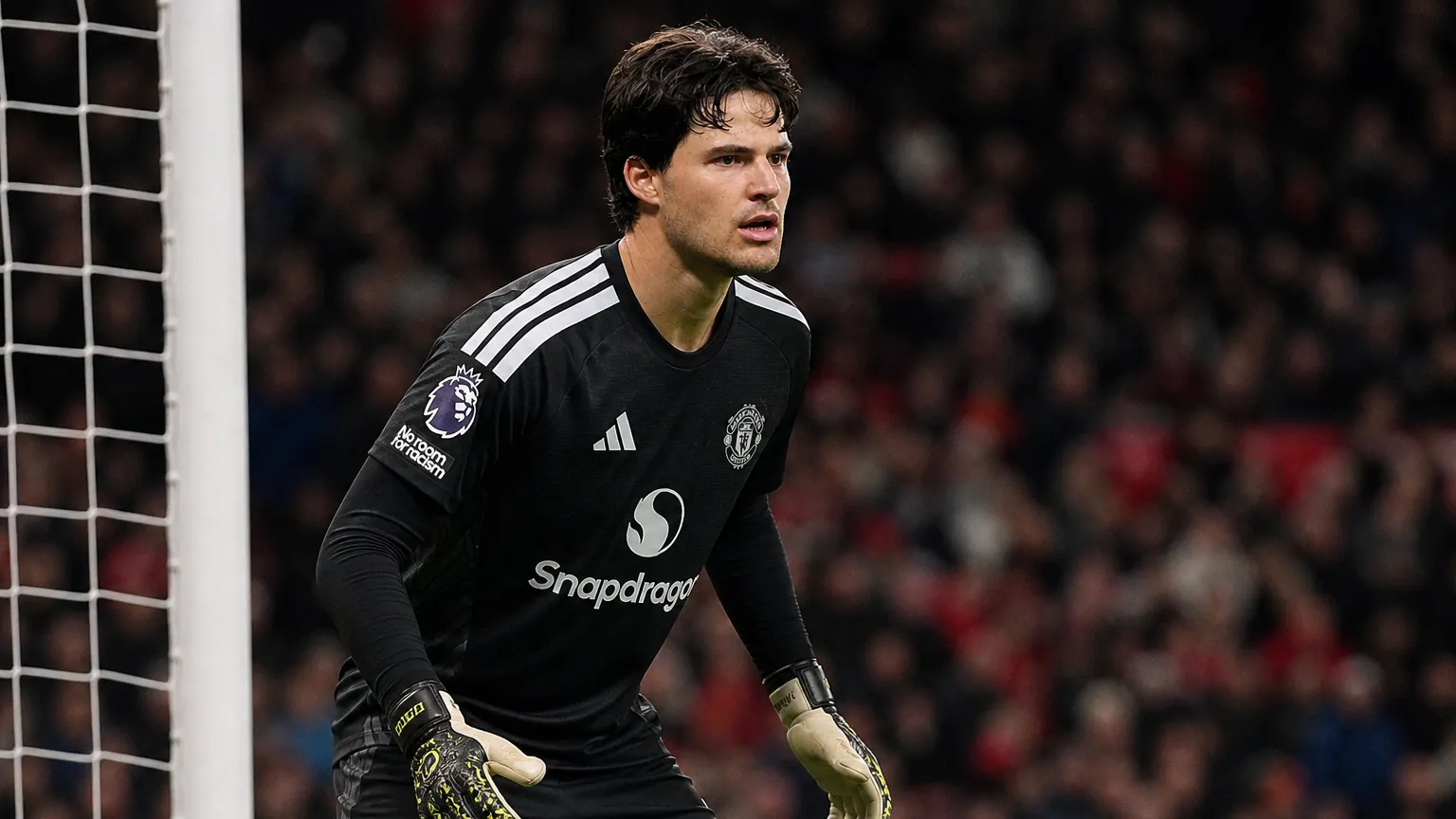 Senne Lammens als doelman van Manchester United tijdens een wedstrijdmoment.