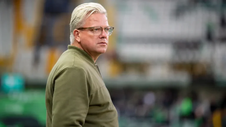 Lars Friis aan de zijlijn van Cercle Brugge voor een wedstrijd.