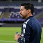 Vitor Bruno staat geconcentreerd aan de zijlijn in een donker trainingsjack.
