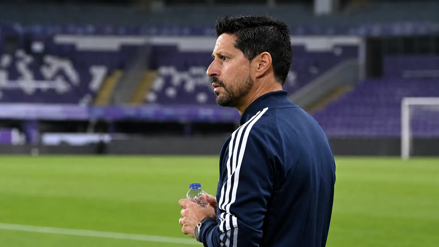 Vitor Bruno staat geconcentreerd aan de zijlijn in een donker trainingsjack.