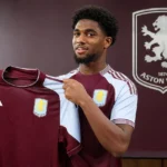 Ibrahim Mbaye poseert met het Aston Villa-shirt tijdens zijn officiële voorstelling.