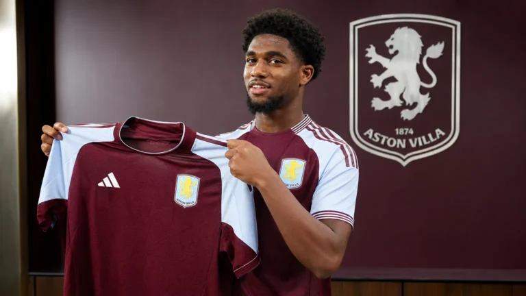 Ibrahim Mbaye poseert met het Aston Villa-shirt tijdens zijn officiële voorstelling.