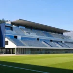 Lege nieuwe tribune in het Stadio Giuseppe Sinigaglia met een vast Como-clubembleem.