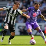 Twee voetballers strijden om de bal tijdens Newcastle United tegen Bournemouth.