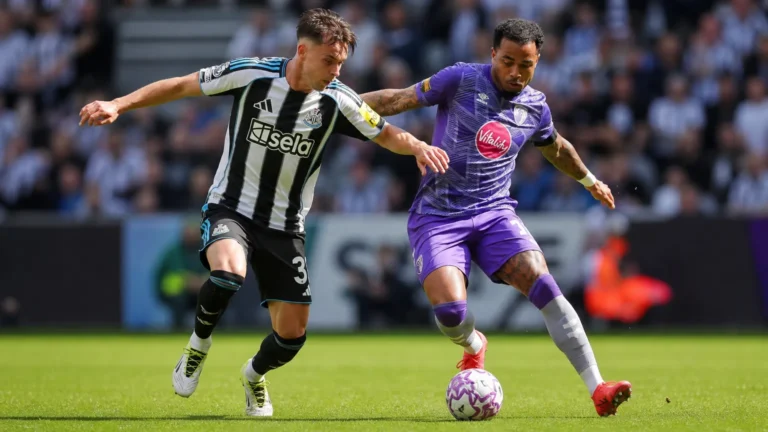 Twee voetballers strijden om de bal tijdens Newcastle United tegen Bournemouth.