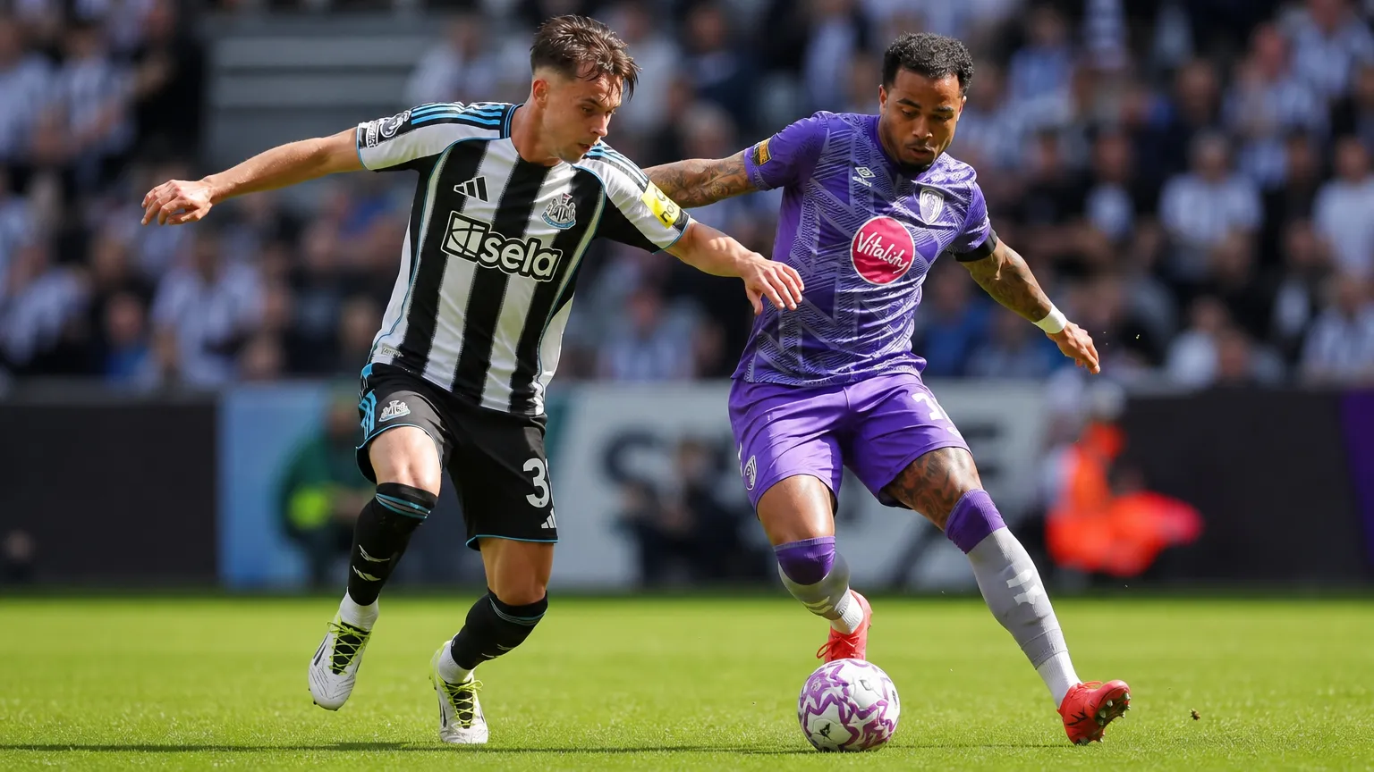 Twee voetballers strijden om de bal tijdens Newcastle United tegen Bournemouth.