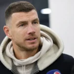 Edin Dzeko spreekt in een stadionzone met een journalist.