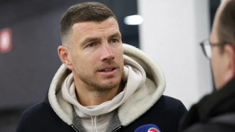 Edin Dzeko spreekt in een stadionzone met een journalist.