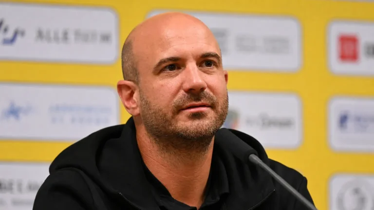Frédéric De Meyer tijdens een persmoment van STVV.