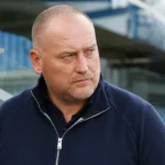 Frederik Vanderbiest in donkere trui tijdens een rustig interviewmoment in een stadion.