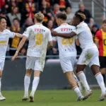 Spelers van Westerlo vieren samen een doelpunt tijdens de wedstrijd tegen KV Mechelen.