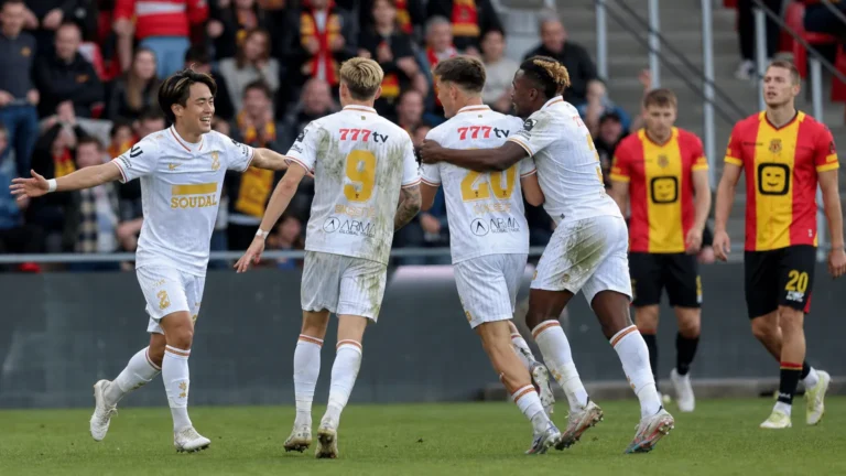 Spelers van Westerlo vieren samen een doelpunt tijdens de wedstrijd tegen KV Mechelen.