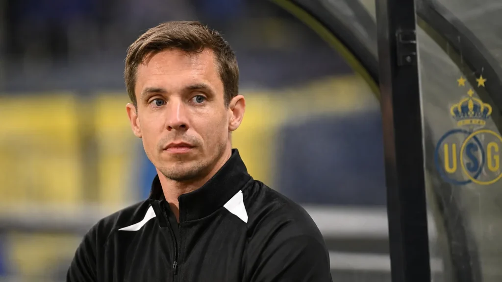 union-van-de-perre-beslissen-hubert-groeipunt David Hubert in donkere trainingskleding langs de zijlijn van Union.