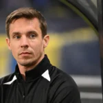 David Hubert in donkere trainingskleding langs de zijlijn van Union.