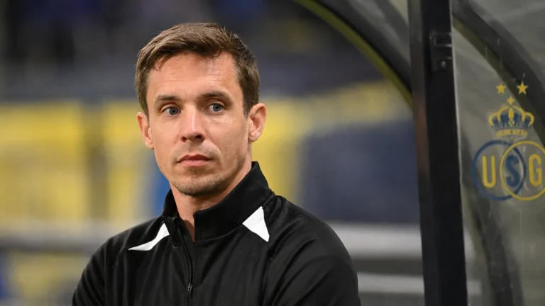 David Hubert in donkere trainingskleding langs de zijlijn van Union.
