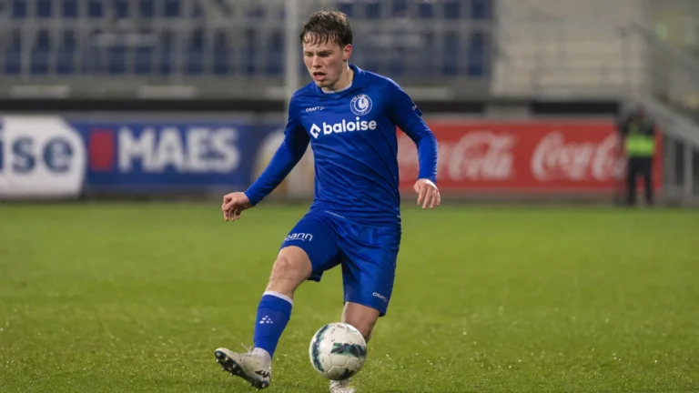 Matisse Samoise van KAA Gent in actie tijdens een wedstrijd van Jong Gent.