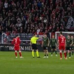 Spelers van FC Utrecht en Go Ahead Eagles staan op het veld tijdens een onderbreking van de wedstrijd.