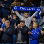Collectieve supporters van Jong Genk vieren de derbyzege in de thuistribune.