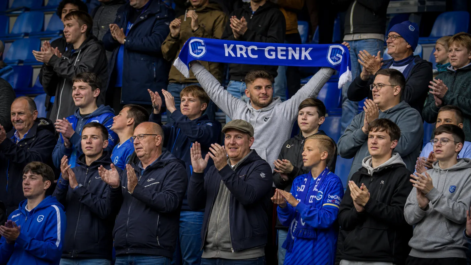 Collectieve supporters van Jong Genk vieren de derbyzege in de thuistribune.