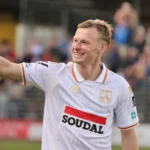 Nikola Storm bedankt na de wedstrijd de supporters vanuit de rand van het veld.