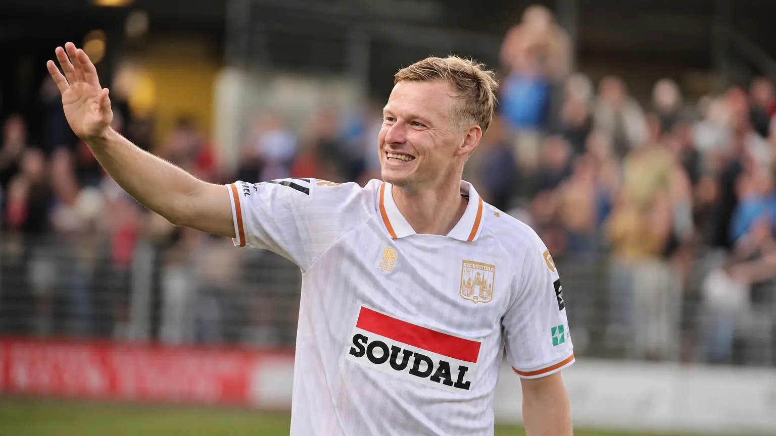 Nikola Storm bedankt na de wedstrijd de supporters vanuit de rand van het veld.