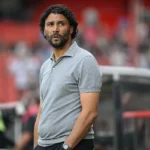 Marvin Compper staat na de wedstrijd met gekruiste armen in de technische zone.