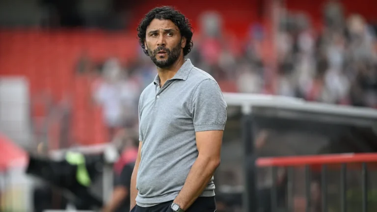 Marvin Compper staat na de wedstrijd met gekruiste armen in de technische zone.