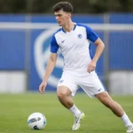 Benjamin Tahirovic controleert de bal tijdens een individuele oefening in het tenue van KRC Genk.