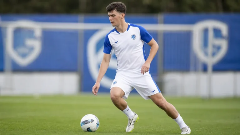 Benjamin Tahirovic controleert de bal tijdens een individuele oefening in het tenue van KRC Genk.