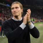 Mika Godts applaudisseert langs het veld in de Johan Cruijff ArenA.
