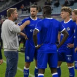 Spelers en staf van KAA Gent in een gezamenlijk moment op het veld.