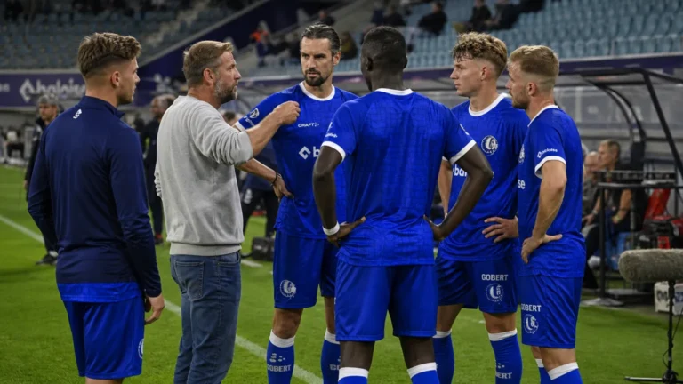 Spelers en staf van KAA Gent in een gezamenlijk moment op het veld.