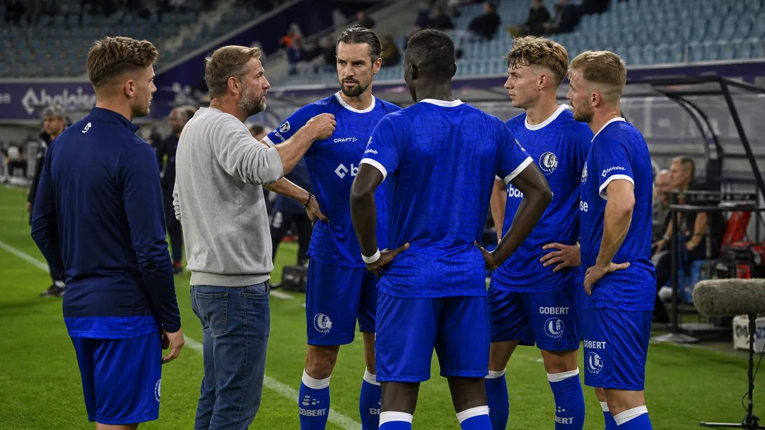 Spelers en staf van KAA Gent in een gezamenlijk moment op het veld.