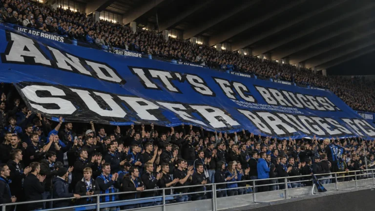 Een volle tribune met blauw-zwarte supporters die juichen in Jan Breydel.