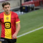 Luc Marijnissen van KV Mechelen loopt ontgoocheld langs de zijlijn na de wedstrijd.