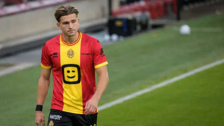Luc Marijnissen van KV Mechelen loopt ontgoocheld langs de zijlijn na de wedstrijd.