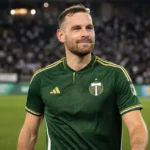Vincent Janssen in het tenue van Portland Timbers op het veld na een MLS-wedstrijd.