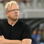 Een coach van Cercle Brugge observeert aandachtig vanaf de zijlijn.