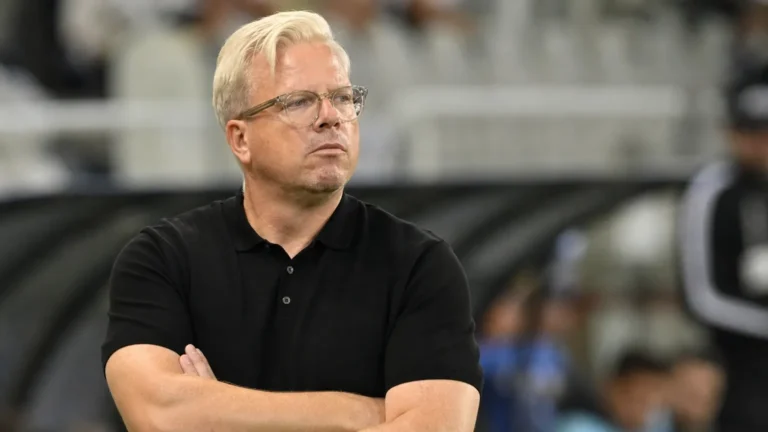 Een coach van Cercle Brugge observeert aandachtig vanaf de zijlijn.