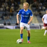 Jeppe Erenbjerg controleert de bal in het blauwe tenue van KRC Genk.