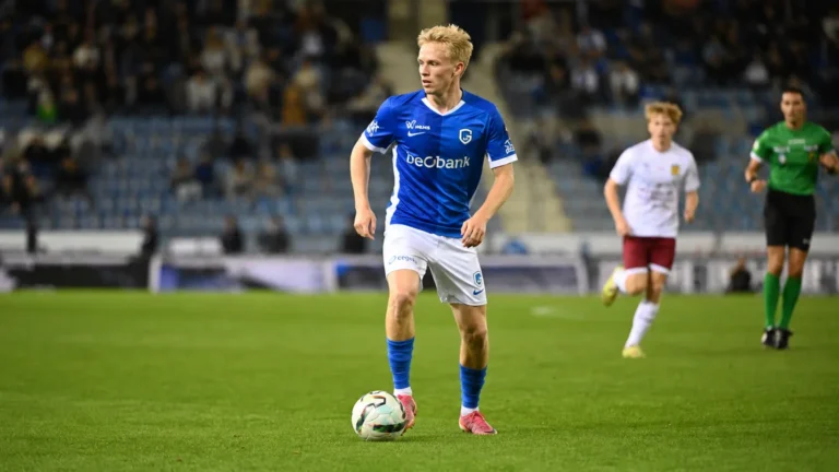 Jeppe Erenbjerg controleert de bal in het blauwe tenue van KRC Genk.
