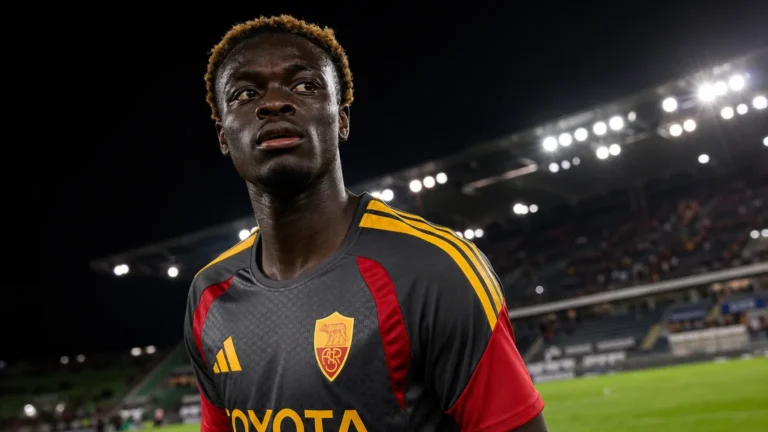 Robinio Vaz in een donker AS Roma-shirt onder de stadionverlichting.